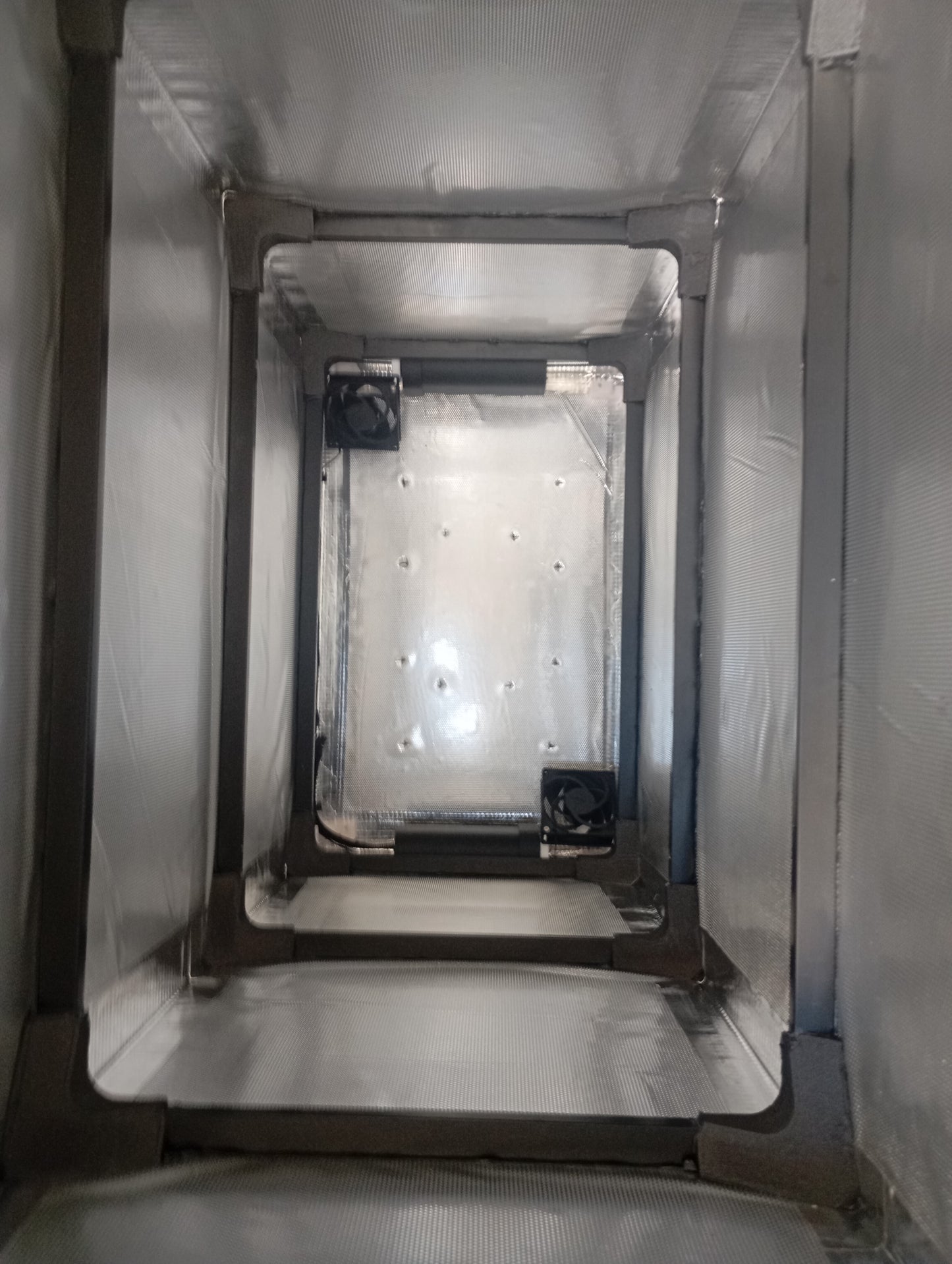 Eurogrowbox, Wasserbox, Pflanzenbox und Abstandsboxen, Blick von oben hinein