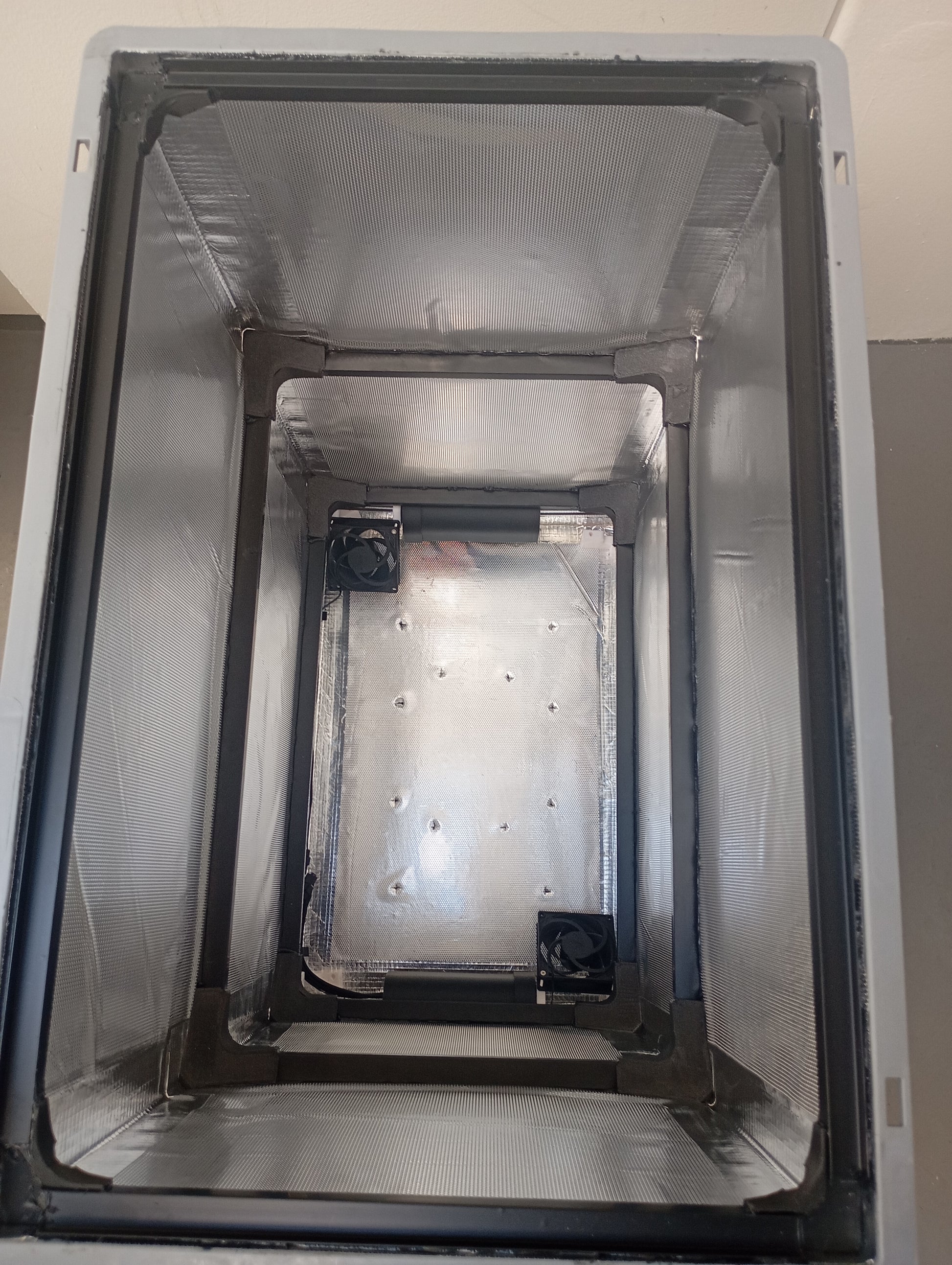 Eurogrowbox, Wasserbox, Pflanzenbox und Abstandsbox, Blick von oben hinein
